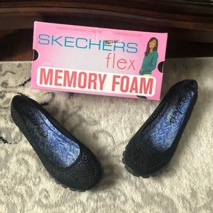 Woman’s Skechers black shoes SZ 7.5